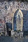 Pinacle du XVe siècle, provenant du portail de l'ancienne église construite au centre du cimetière et détruite vers 1873. et le monument funéraire de Anna Maria Schumacher (1842)