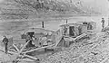 Flottage de bois sur la Pine Creek (comté de Lycoming ou de Tioga, Pennsylvanie, USA, peu avant 1905 ou peut-être en 1908). Le 1er&nbsp;radeau de gauche est la cuisine-réfectoire, le 2e est la chambre à coucher, et le 3e l'écurie flottante.