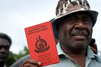 Un citoyen vanuatais montre sa carte électorale lors du scrutin d'octobre 2012.