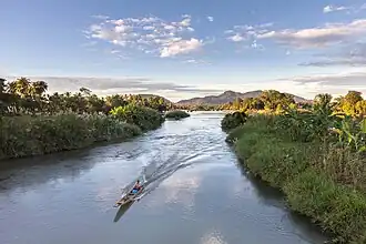 Pirogue filant sur le Mékong entre Don Det et Don Khon, Si Phan Don (Laos).