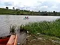 Pirogue sur les eaux du lac municipal de Dschang