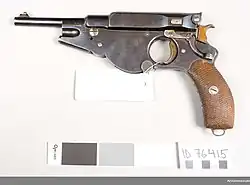 Photographie en couleurs d'un pistolet.