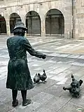 A moza das galiñas devant les arcades du marché