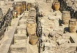Alignement de pithoi dans un entrepôt, à Cnossos.