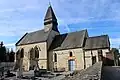 Vue latérale de l'église avec ses trois toits de hauteurs différentes.