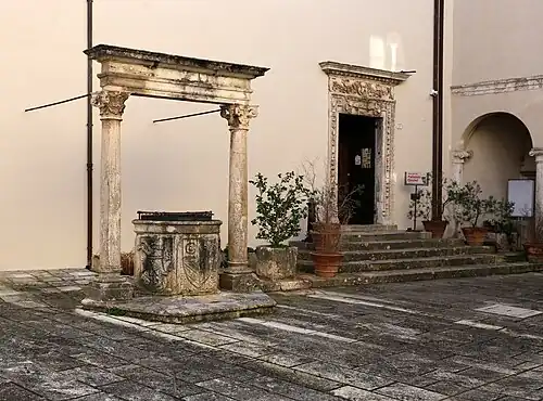 La citerne-fontaine.