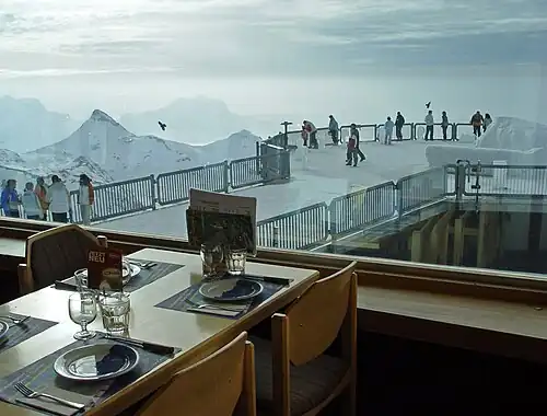 Vue sur la terrasse depuis le restaurant.