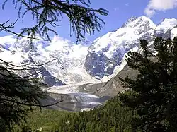 Le piz Bernina (à droite).