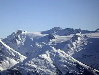 Vue du Piz Medel, au centre de l'image.