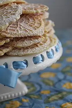 Gaufrettes fines avec du sucre en poudre