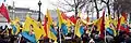 Manifestation du PKK en 2003 à Londres au Royaume-Uni, avec de nombreux drapeaux à l'effigie d'Öcallan.