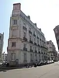 Immeubles à l'angle sud-est, avec les rues Portail (à gauche) et Saint-Denis (à droite)