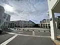 Place centrale avec la sculpture au fond à gauche