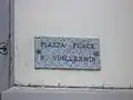 Plaque bilingue en style traditionnel.