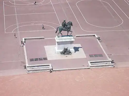 Statue actuelle vue du haut de la grande roue (depuis l'est)