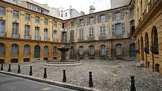 Place d'Albertas à Aix-en-Provence, dessinée par Georges Vallon.