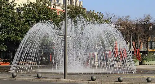 La fontaine.