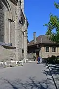 Le sud-est de la place avec, à droite de la photo, le « Petit Théâtre ».