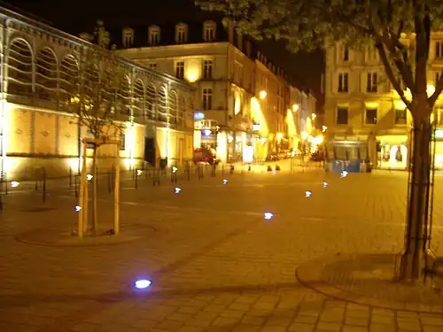 La place durant la nuit