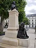Groupe statuaire vu du côté gauche en 2024.