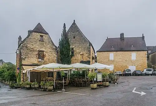 La place où se trouve la maison de Pellot et la Poste.(Domme)