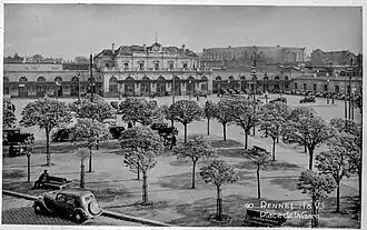 La gare et sa place, vers 1935.