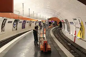 Le quai de la ligne 7 bis, aménagé avec l'intégralité des composants du style « Andreu-Motte ».