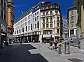 La place vue depuis la rue Pichard.