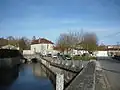 La place du château de Dampierre-sur-Boutonne.