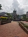 Place de la ville et église de l'Asomption.