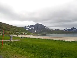 Plage de Grøtfjord, et de l'autre coté du fjord, le Ramnafjellet.