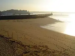 La plage du Môle à marée basse.