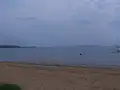 Plage de Tamaris, au fond, le fort de Brégançon, l'île du Levant et Port-Cros