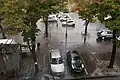 Avec un sol irrégulier et des infrastructures d'écoulement des eaux défectueuses, de grandes et profondes flaques de plusieurs dizaines de centimètres pouvaient se former les jours de pluie.
