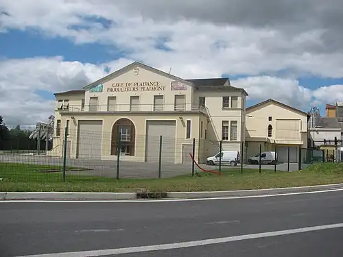 Cave à Plaisance