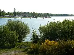 Le plan d'eau.