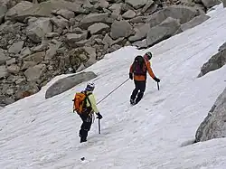 Progression à corde tendue sur une pente de neige.