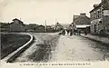 La gare du tramway et la route de Saint-Cast vers 1910 (carte postale).