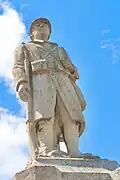 La statue du Poilu au sommet du monument.