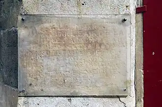 Inscription gravée sur une plaque fixée sur le mur à l'angle de la place Maubert et de la rue Maître-Albert, faisant référence à la crue de la Seine de 1711.