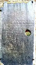 Plaque à l’extérieur.