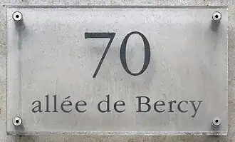 Voir la plaque.