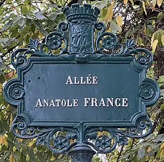 Voir la plaque.