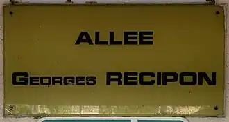 Voir la plaque.