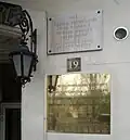 plaque avec inscription fixée sur un mur