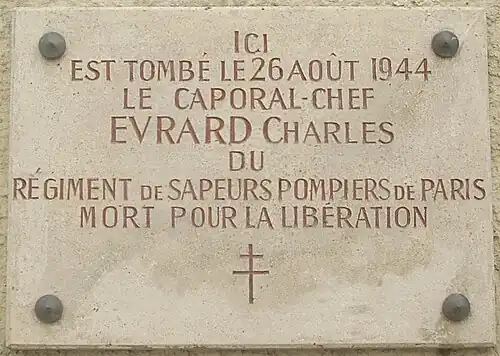 No 56 : plaque en hommage à Charles Évrard, mort pour la Libération de Paris.