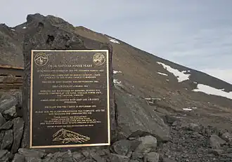 Plaque commémorative scellée à un rocher avec en titre « PM-3A nuclear power plant ».
