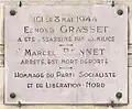 Plaque au no 9 inaugurée le 18 mai 1946, rendant hommage à Edmond Grasset, assassiné par la Milice le 8 mai 1944 et à Marcel Bonnet, arrêté et déporté.