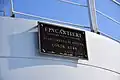 Plaque du constructeur située sur le pont supérieur au dessus du bar sous la plateforme hélicoptère