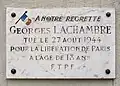 Plaque au no 67 en hommage au résistant Georges Lachambre, tué pendant la Libération de Paris.